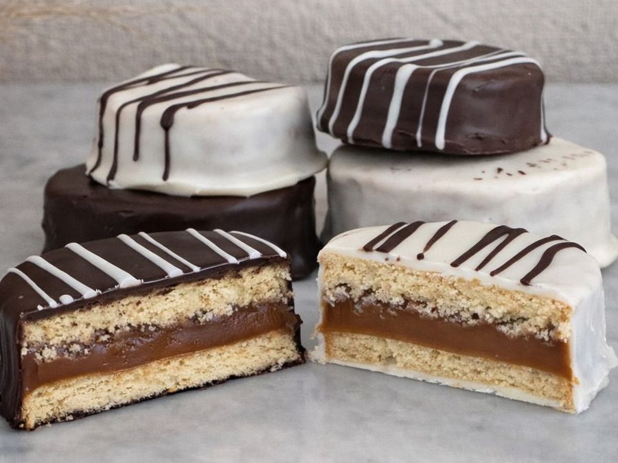 Alfajores de mantequilla bañados en chocolate y chocolate blanco