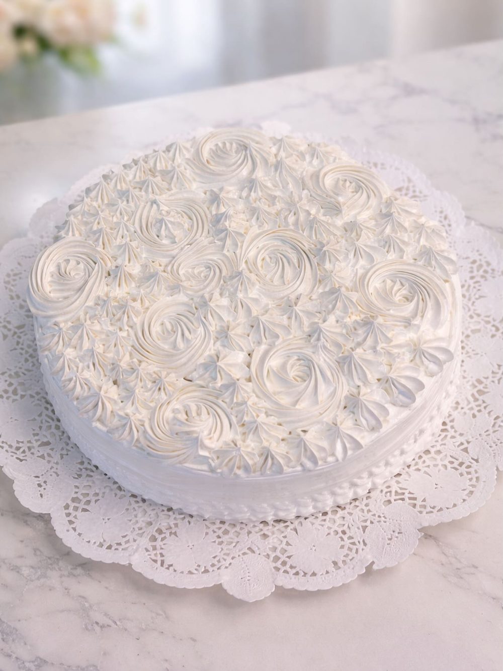 Torta de la Abuela cubierta de merengue decorado con rosetas