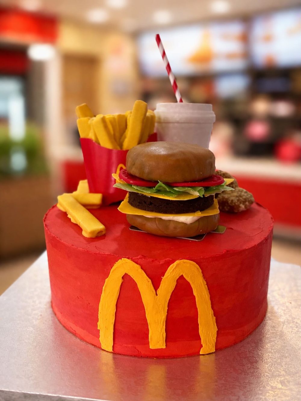 Torta temática de McDonald's con hamburguesa, papas fritas y bebida modeladas
